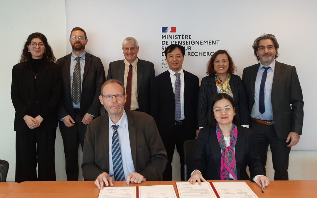 Signature du MOU entre le Consortium et la VAST dans les locaux du MESRI